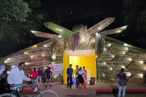 Public enjoy Navami evening Pandal-Hopping, the last night of Durga Puja Public enjoy Navami evening Pandal-Hopping, the last night of Durga Puja